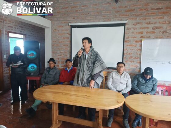 Aníbal Coronel Prefecto de Bolívar, dialogó en territorio con moradores de la comunidad Yacubiana de la parroquia Salinas