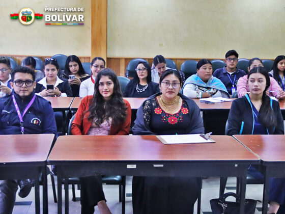 Viceprefecta de Bolívar, asistió al conversatorio “Conversemos de Mujer a Mujer”