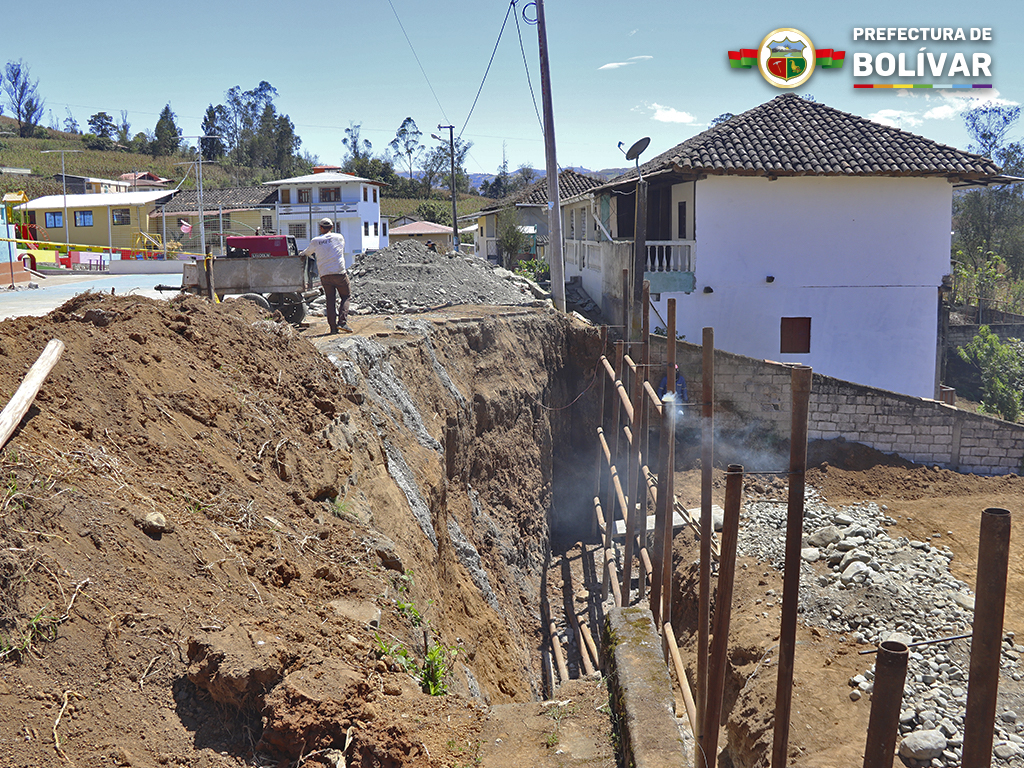 Se construye un muro de contención en la parroquia San Vicente del cantón San Miguel